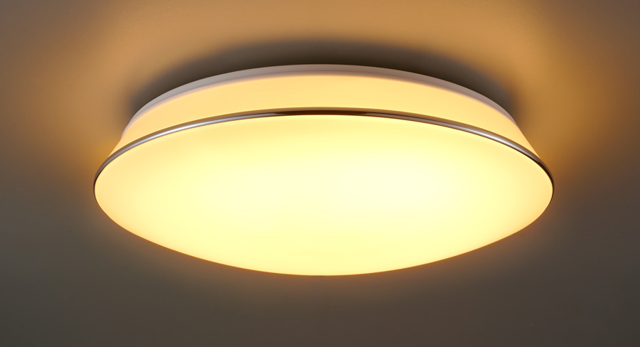 調光・調色タイプ / 小形シーリング・シルバートリム / きれいに光る本体デザイン電球色